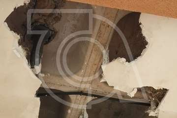  Intervención de los bomberos en La Garita ante la caída de cascotes en el centro comercial abandonado (Foto TA)