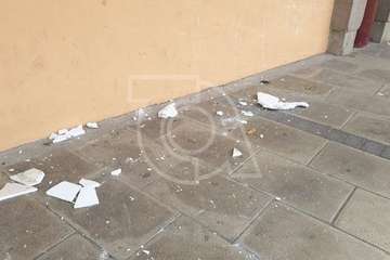  Intervención de los bomberos en La Garita ante la caída de cascotes en el centro comercial abandonado (Foto TA)