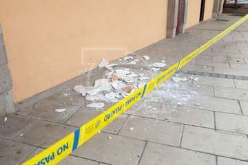  Intervención de los bomberos en La Garita ante la caída de cascotes en el centro comercial abandonado (Foto TA)