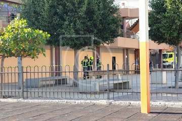  Intervención de los bomberos en La Garita ante la caída de cascotes en el centro comercial abandonado (Foto TA)