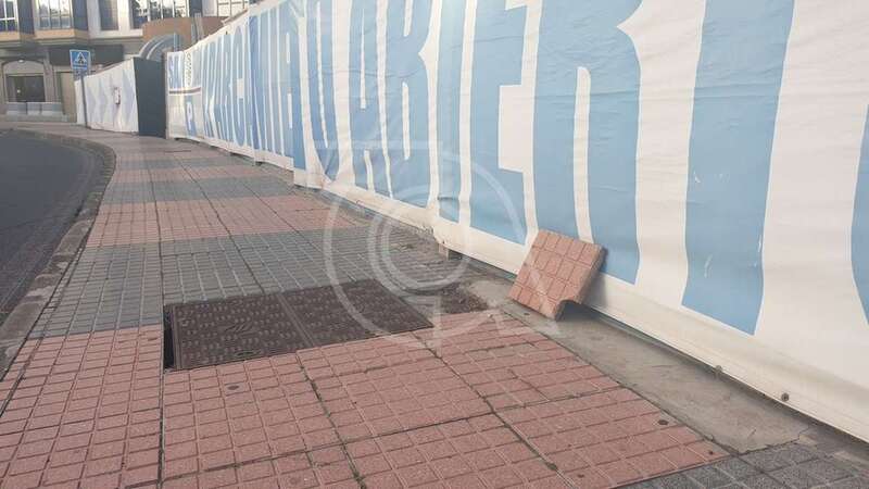 Baldosa levantada en la acera de la calle de Profesor Lucas Arencibia (Foto TA)