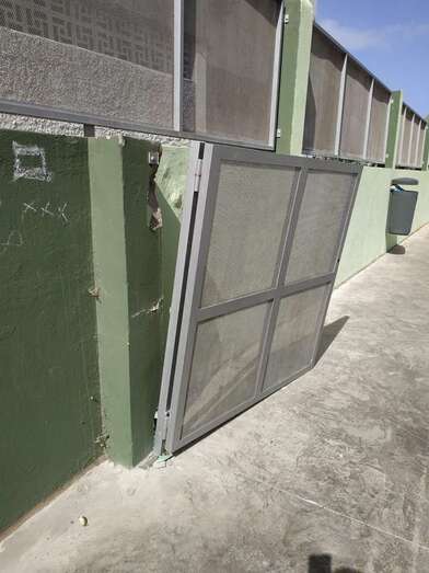 La pesada puerta metálica se ha desprendido de sus anclajes (Foto TA)