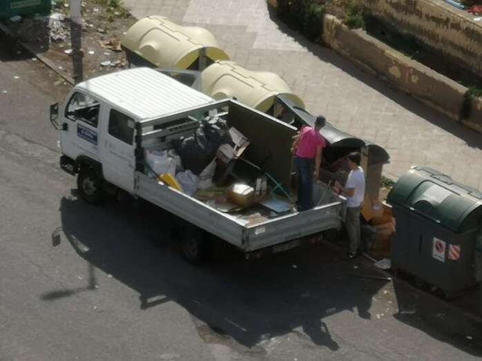 Dos operarios, dejando basura en unos contenedores de Eucaliptos I (Foto @_fake_rulez)