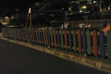 La oscuridad juega en el parque infantil de San Juan (Foto TA)