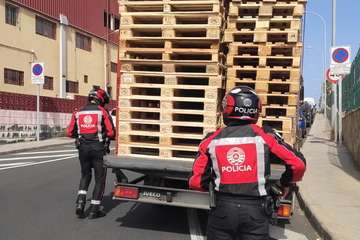 La Policía Canaria inspecciona el transporte y la pesca en Telde (Foto TA)