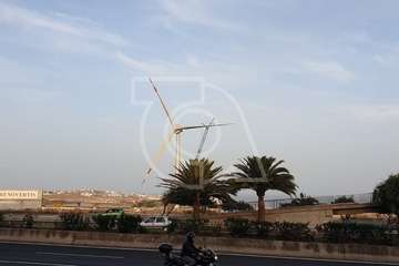 Obras de montaje de las aspas del aerogenerador de Salinetas (Foto TA)