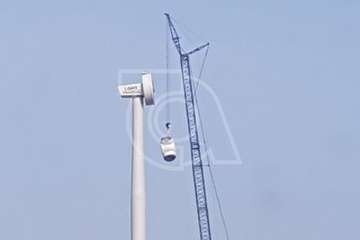 Obras de montaje de las aspas del aerogenerador de Salinetas (Foto TA)