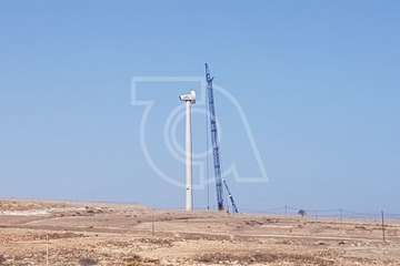 Obras de montaje de las aspas del aerogenerador de Salinetas (Foto TA)