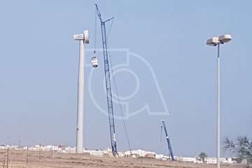 Obras de montaje de las aspas del aerogenerador de Salinetas (Foto TA)