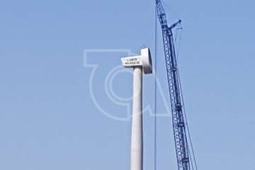 Obras de montaje de las aspas del aerogenerador de Salinetas (Foto TA)