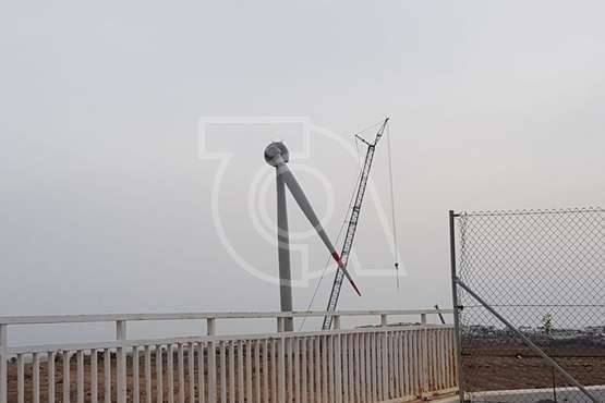 Obras de montaje de las aspas del aerogenerador de Salinetas (Foto TA)