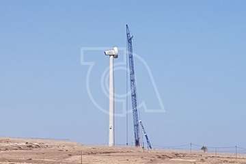 Obras de montaje de las aspas del aerogenerador de Salinetas (Foto TA)