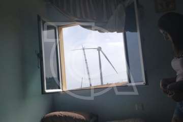 Obras de montaje de las aspas del aerogenerador de Salinetas (Foto TA)