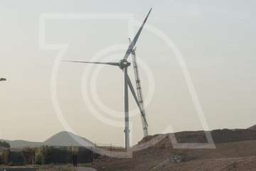 Obras de montaje de las aspas del aerogenerador de Salinetas (Foto TA)