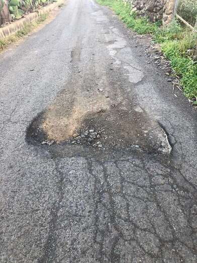 Uno de los baches que presenta la vía (Foto TA)