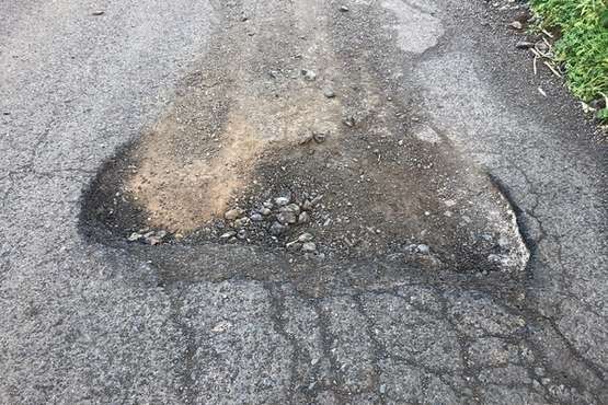 Baches imposibles de esquivar en El Palmital (Foto TA)