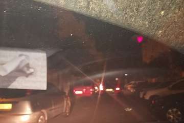 Una sola farola y árboles sin podar en la calle de Tasarte, en Las Longueras (Foto TA)