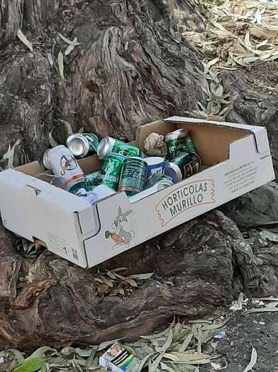 Desperdicios de todo tipo desperdigados en la trasera de la Iglesia de Jinámar (Foto TA)