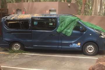 La caída de una palmera causa daños a una furgoneta en el oasis de Maspalomas (Foto Antonio AlÃ¯ y TA)