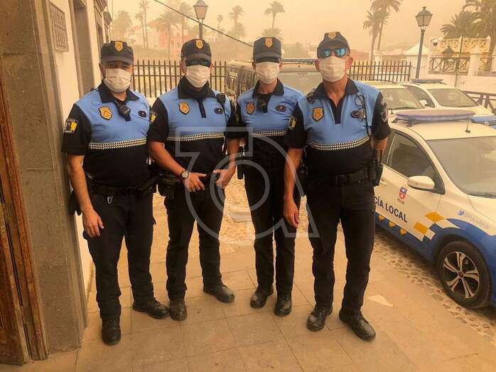 Agentes de la Policía Local con mascarillas (Foto TA)