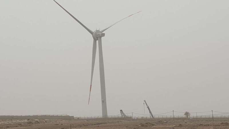 El aerogenerador de Salinetas, entre la calima (Foto TA)