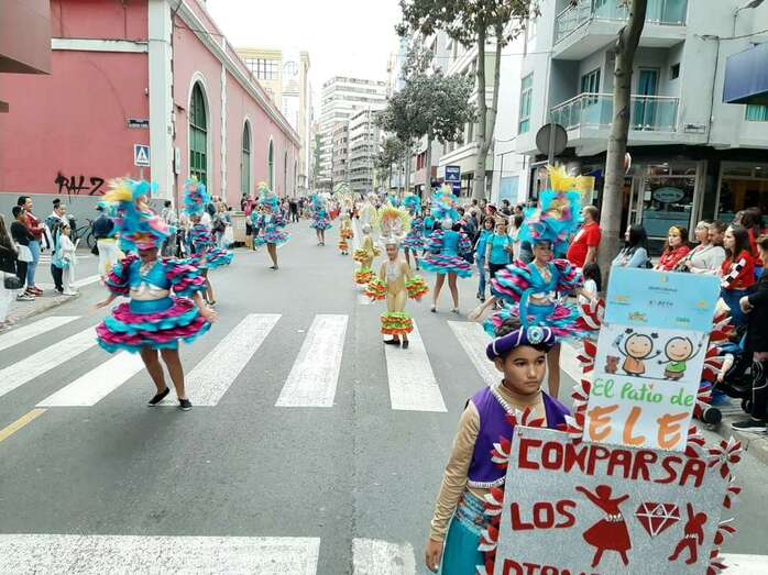 La agrupación teldense a su paso por una calle de la capital grancanaria (Foto TA)