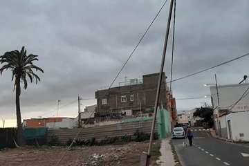 Sustituyen un poste del tendido eléctrico que amenazaba con caerse en Las Remudas (Foto TA)