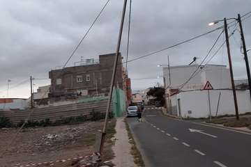 Sustituyen un poste del tendido eléctrico que amenazaba con caerse en Las Remudas (Foto TA)