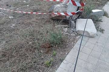 Sustituyen un poste del tendido eléctrico que amenazaba con caerse en Las Remudas (Foto TA)