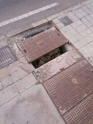Estado de un arqueta en la calle de Fray Luis de León en La Herradura (Foto TA)