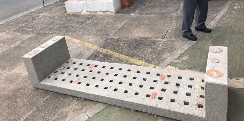 El banco de mampostería lleva así meses (Foto TA)