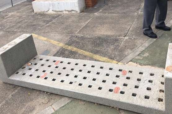  Asiento patas arriba en el Mercadillo de Jinámar (Foto TA)