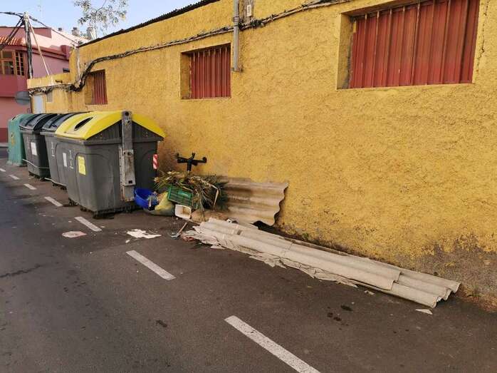 Planchas de uralita junto a los contenedores de basura en El Ejido (Foto TA)