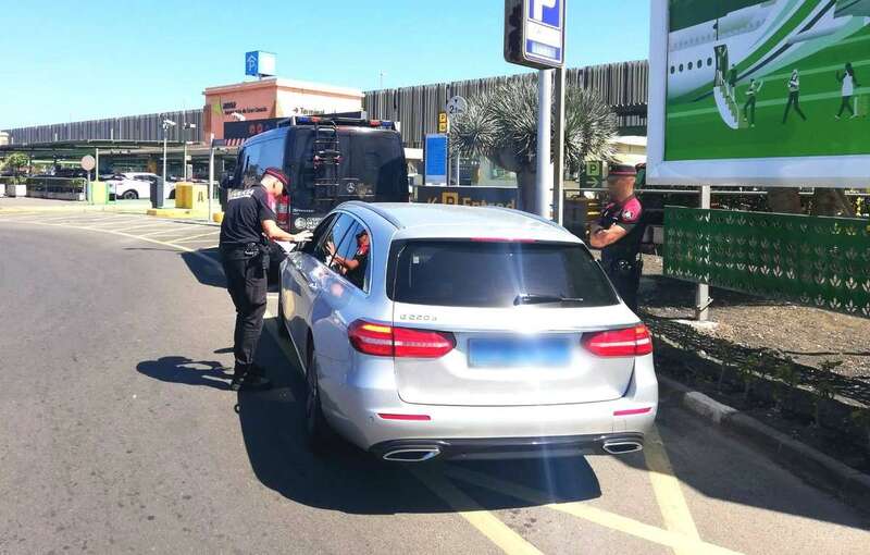 Efectivos de la Policía Canaria inspeccionan un taxi (Foto TA)