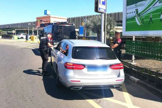 Inspecciones a taxistas y guaguas de viajeros en el Aeropuerto de Gran Canaria (Foto TA)