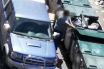 Tiran madera y escombros en un contenedor para basura orgánica (Foto TA)