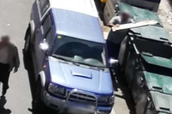 Tiran madera y escombros en un contenedor para basura orgánica (Foto TA)