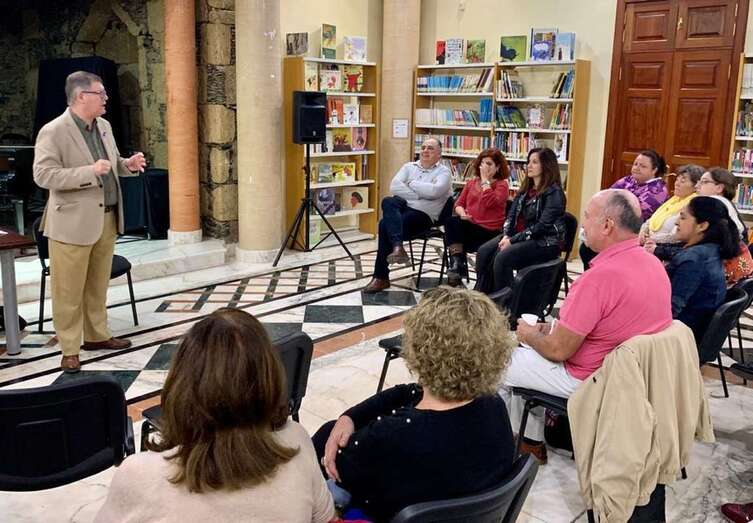 Momento del encuentro literario de este jueves con el cronista de Telde (Foto TA)