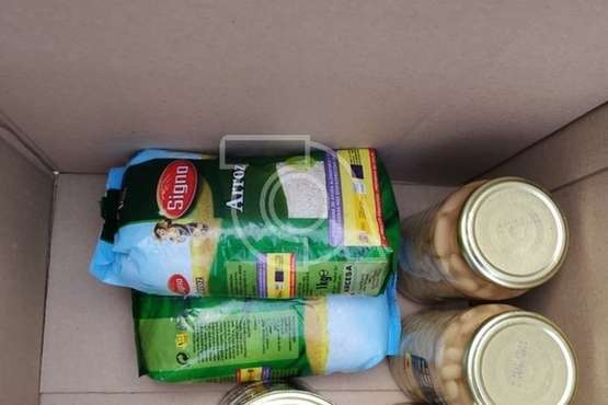 Cajas con comida a la basura en Los Llanos de Telde (Foto TA)