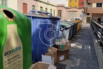 Cajas con comida a la basura en Los Llanos de Telde (Foto TA)