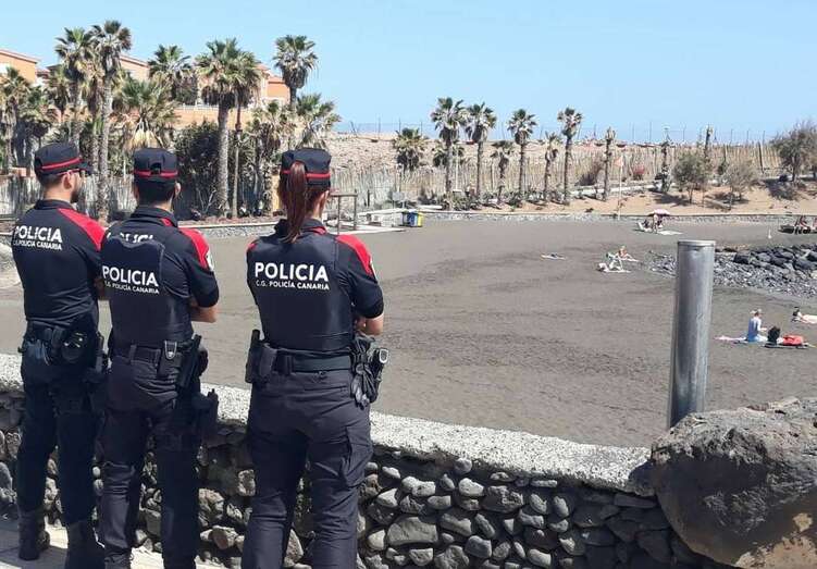 Efectivos de la Policía Canaria en la playa de Hoya del Pozo (Foto TA)