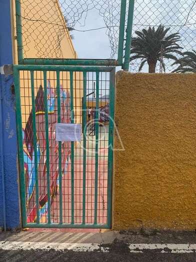 El grafitero, al frondo de la imagen pintando uno de los muros del equipamiento municipal