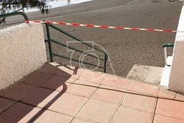 Balizan el acceso a las playas de Telde (Foto TA)
