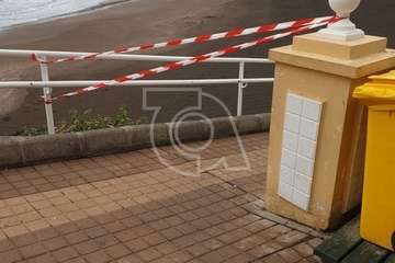 Balizan el acceso a las playas de Telde (Foto TA)