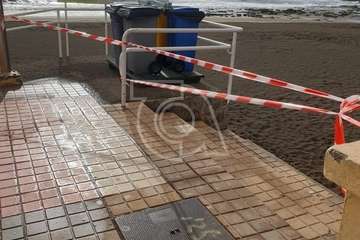 Balizan el acceso a las playas de Telde (Foto TA)