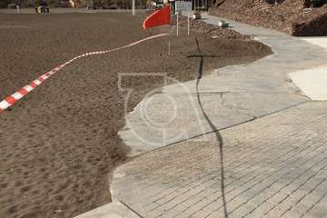 Balizan el acceso a las playas de Telde (Foto TA)