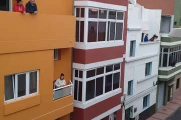 'Color esperanza' en Marpequeña por los sanitarios y profesionales de servicios básicos (Foto TA)