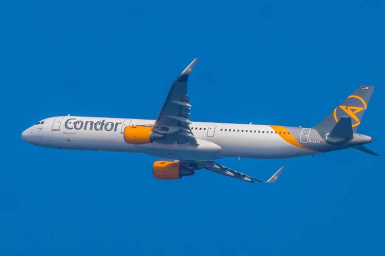 Un Airbus A321 de la compañía alemana Condor, tras despegar del Aeropuerto (Foto Antonio Rico)