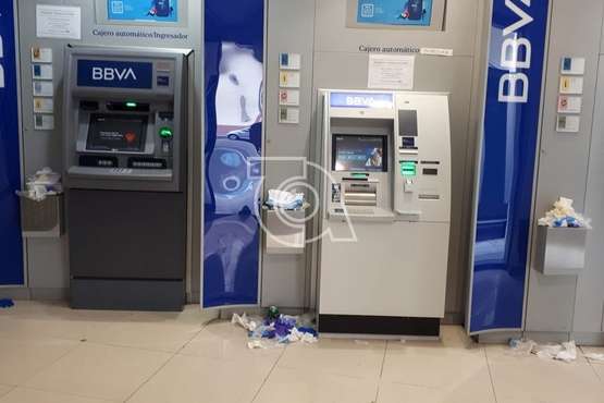 El área de cajeros del BBVA de San Juan, una