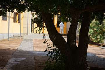 La UME desinfecta el Centro de Salud de Valsequillo tras dar positivo dos de sus profesionales (Foto Acfi Press)
